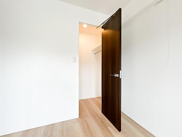 たっぷりと荷物が入るよう、全居室にウォークインクローゼットを完備いたしました。タンスを置かないから壁が自由に使え、空間を最大限利用できるのがいいですね。