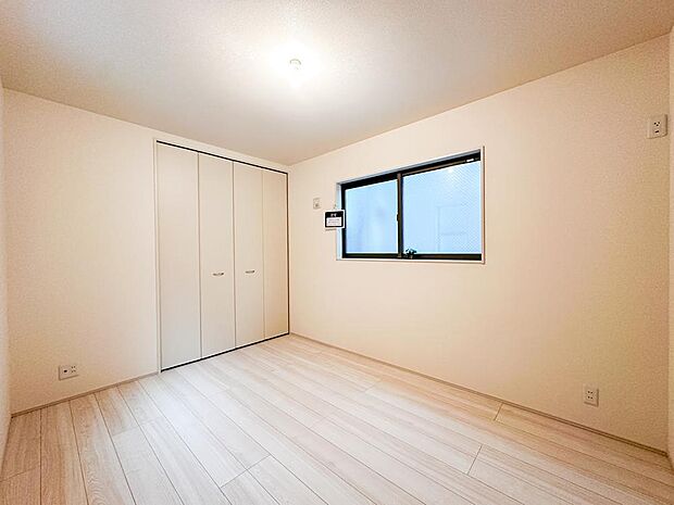 「多目的に使える6.5帖のストレージルーム」居室としても十分な広さがあり、テレワーク部屋や趣味の部屋、子供部屋としても活用可能。大型クローゼット完備で衣類や日用品もすっきり収納できます。