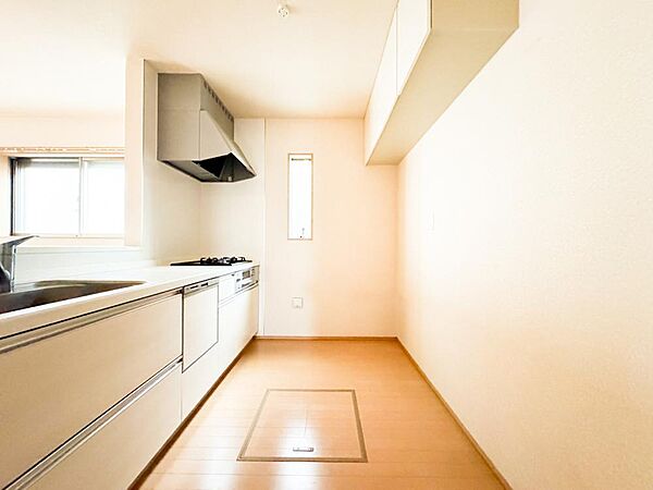 カウンター付きの対面式キッチンですので、お食事の配膳も楽ちん。リビングの様子を見ながらお料理していただけますので、自然とご家族とのコミュニケーションが増えますね。