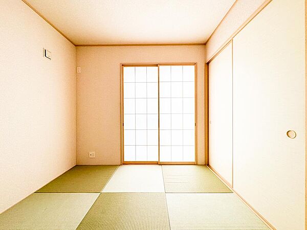リビングに並ぶモダンな和室は家族空間の一部としてお使いいただいても良いですね。冬にはこたつで家族みんなでぬくぬくタイム。もちろん来客時のお部屋としても使えます。