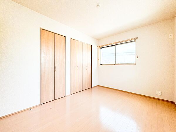 柔らかな色合いのフローリングと清潔感の溢れるクロスが明るい空間を創り出しているリビングダイニング。憩いの場に相応しく、ここで楽しむ家族の時間が絆をより深めてくれそうです。