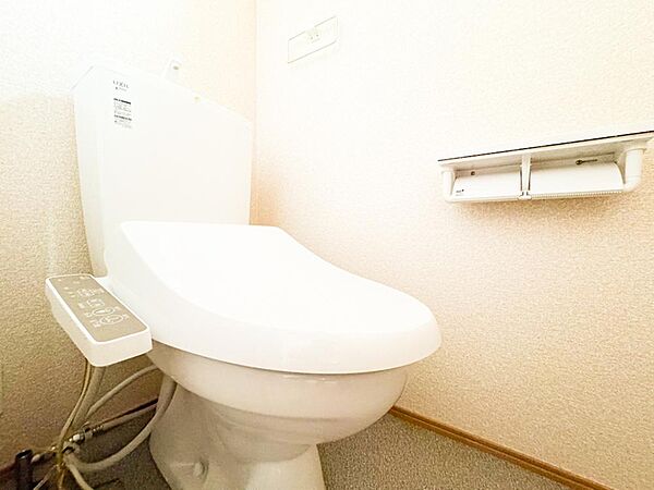 清潔感のあるウォシュレット付きのトイレ。毎日使う物なのでこだわりたいポイントですね。
