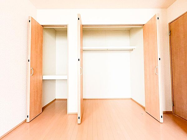 居室にはたっぷりの収納スペースが備わり、衣類や小物をすっきりと整理整頓できます。整理がしやすく、居室を広々と使えるため、快適で清潔感のある空間が保たれます。
