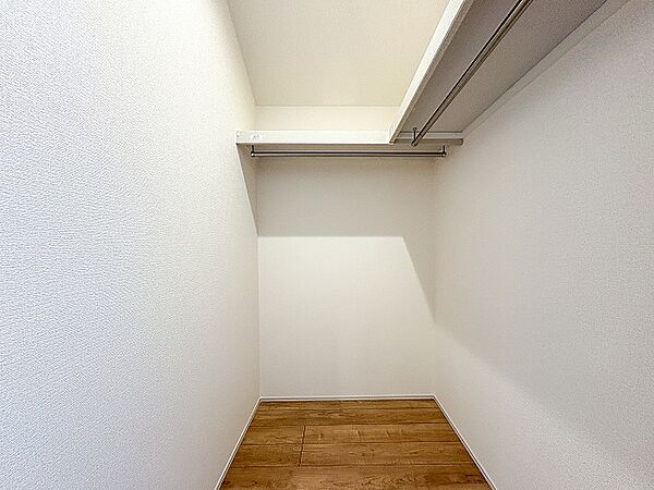 衣類や季節物のアイテムをまとめて収納できる大容量のウォークインクローゼット。洋服選びが楽しくなる広々とした空間で、部屋に物を置かずにすっきり暮らせます。荷物が多い方にも大変嬉しい設備です。