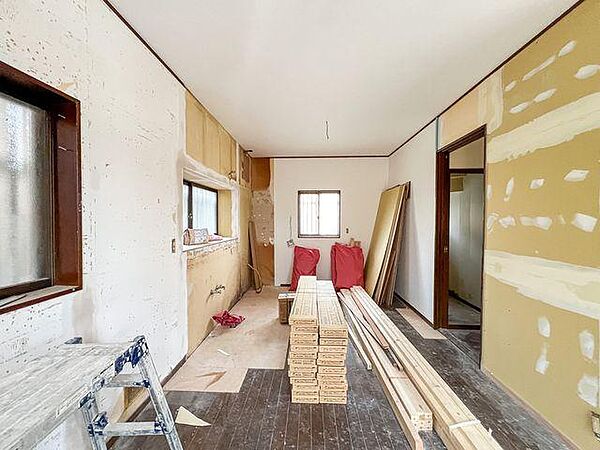 「キッチン施工風景」 キッチン箇所の改修風景。新しく使いやすい最新システムキッチンへ交換工事が進んでいます。