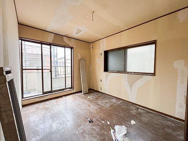 「洋室（クロス貼替中）」 壁紙の張替え作業中。全室二面採光で風通しも良く、明るく綺麗なお部屋に生まれ変わります。