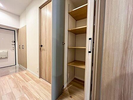 「廊下物入」可動棚付きで高さを自由に調節できる廊下収納。