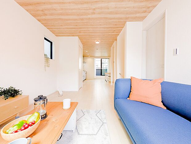 部屋全体に広がる木目調の天井が印象的。ナチュラルな質感と白い壁が調和し、空間に心地よい温もりを与えます。