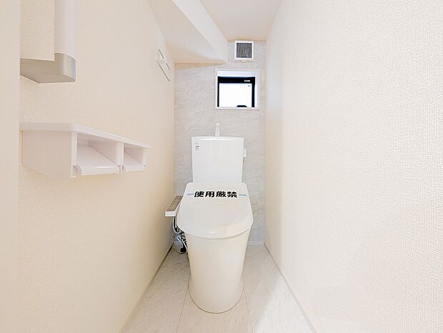 小窓から心地よい光と風を取り込める、爽やかで居心地の良いトイレです。