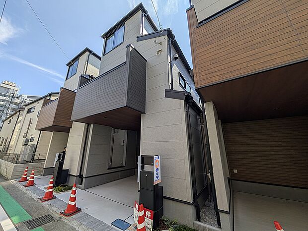 立体感ンおあるフォルムと計算された窓配置が印象的な新築住宅です。