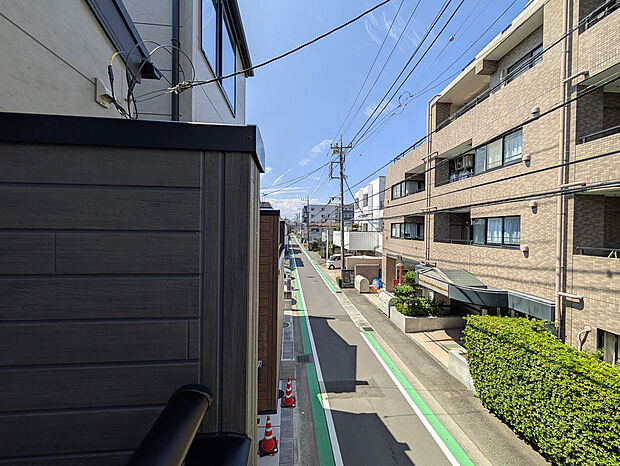 バルコニーからは見通しの良い道路と穏やかな街並みが広がります。