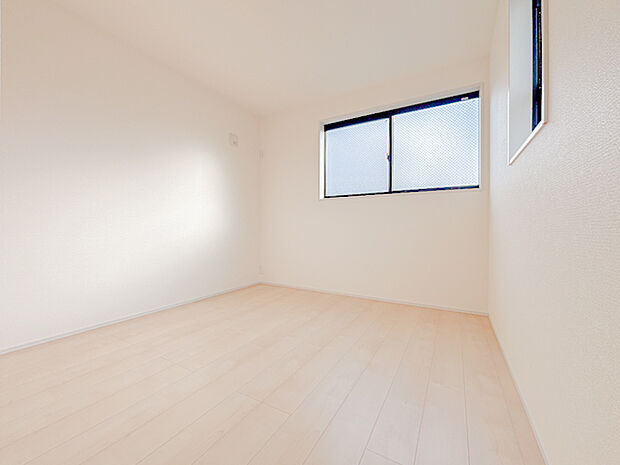 明るく広々とした子供部屋。採光が良好で勉強に集中しやすい環境が整っています。成長に合わせてレイアウトを変えやすい使い勝手の良い空間でございます。