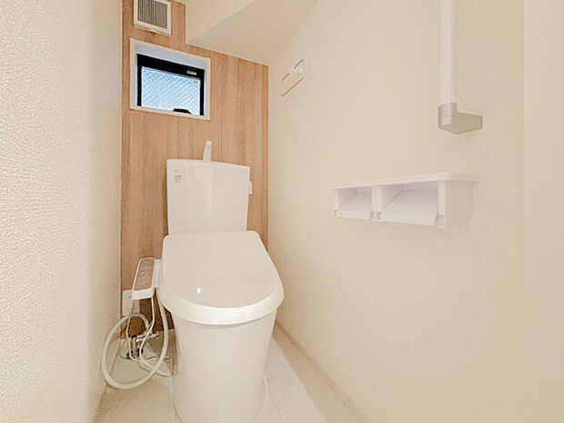 ウォシュレット機能付きトイレで、毎日の暮らしがより快適になります。温水洗浄で清潔感が保たれ、家族全員が心地よく使えるうれしい設備がしっかり整っています。