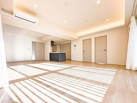 約25.2帖の広々としたLDKは、開放的な雰囲気で住まう人の暮らしをワンランク上に導いてくれる、そんな期待に満ちた住空間です。エアコンを設置済みです。現地(2026年9月)撮影