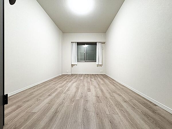 各居室にはクローゼットを完備し、家具の配置にも困らない設計がされています。採光と通風のバランスがほどよく絶妙です。