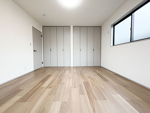 主寝室に最適な2階8畳の洋室。ダブルベッドを置いてもゆとりのある広さで、1日の疲れをゆったり癒せます。壁一面の大容量クローゼットを備えており、衣類や寝具もすっきり収納できる快適な空間です。