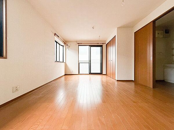 大きな窓を設けた採光重視のリビング。陽光が降り注ぐ明るい空間は、家族が一日中快適に過ごせる居心地の良い場所です。光に満ちた豊かな暮らしをお届けします。