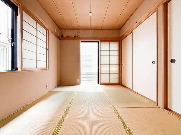 リビングに隣接した和室は、家族のくつろぎやゲストのおもてなしスペースとしても活用できる便利な空間。引き戸を開ければリビングと一体化し、閉めればプライベートな空間として使える柔軟性が魅力です。