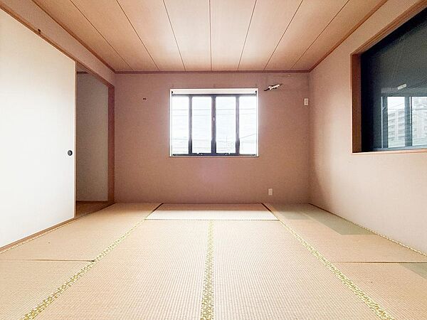 趣ある和室は、畳の香りとやわらかな空気が心を落ち着かせてくれる空間です。来客時のゲストルームとしても、家族のくつろぎの場としても活用できます。