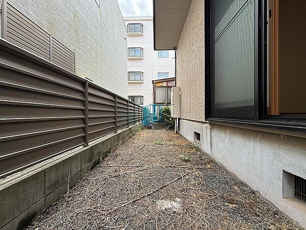 庭スペースは、お子様が遊ぶ場所や家庭菜園など多目的に活用できます。屋外での時間が豊かになる、戸建てならではの魅力的なスペースです。