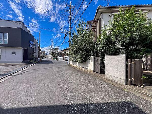 「前面道路」 幅員6.0mのゆとりある公道に面した敷地。見通しが良くお車の出し入れやすれ違いもスムーズです。