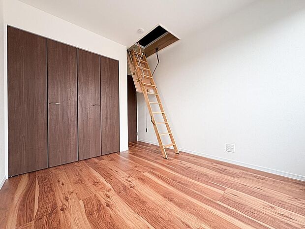 ゆとりある広さの居室は、家具の配置がしやすく使い勝手の良い空間です。採光も良好で、生活スタイルに合わせて自由にレイアウトできます。