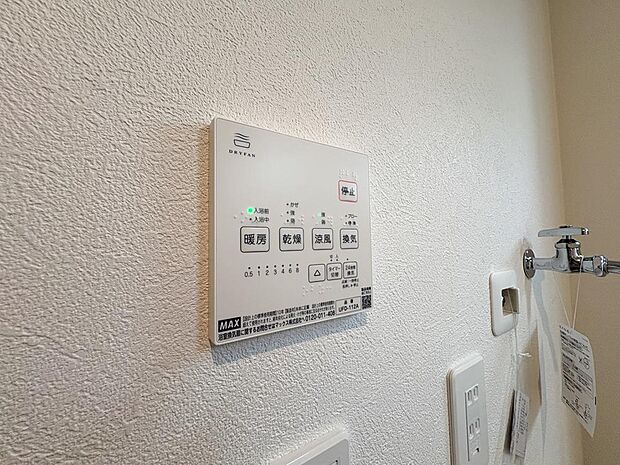 浴室乾燥機能付きのバスルームは、雨の日の洗濯物乾燥にも大変重宝します。清潔感ある空間をいつでも保ちやすく、毎日の入浴をより一層快適に楽しめる設備です。