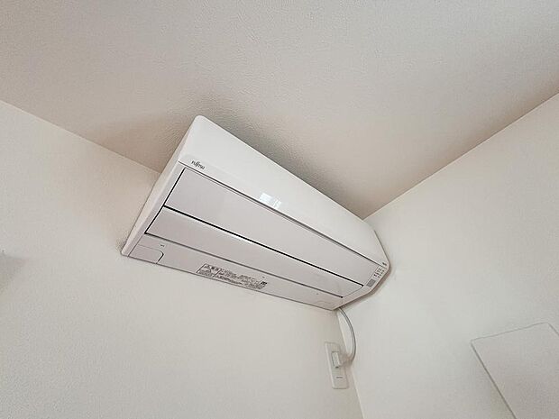 エアコンが1台付いた住まいです。引越し後すぐにご使用いただけるため、新生活の準備がひとつ省けるうれしいポイントです。費用面でのメリットを大きく感じていただけます。