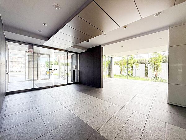 訪れる人を優雅に迎える、品格と安心感を備えたエントランス
