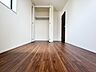子供部屋：ゆとりある広さの居室は、家具の配置がしやすく使い勝手の良い空間です。採光も良好で、生活スタイルに合わせて自由にレイアウトできます。