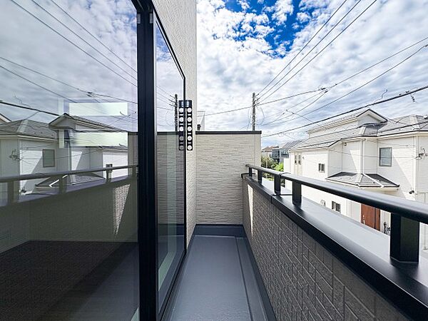 ゆとりある広さのバルコニーは、洗濯物がたっぷり干せるうれしい設備です。屋外の空気を感じながらくつろげるスペースとしても活用でき、生活の幅が広がります。