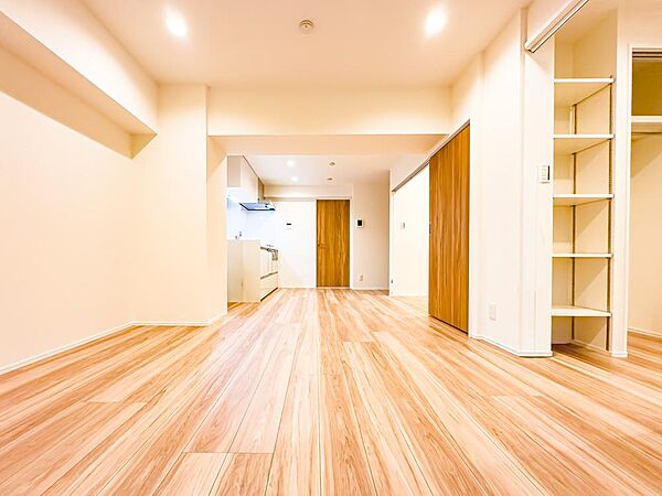 住まいには気付きがあり、住まうごとに様々な角度から違う顔を見せてくれます。新生活は小さな発見の連続です。室内（2026年9月）撮影