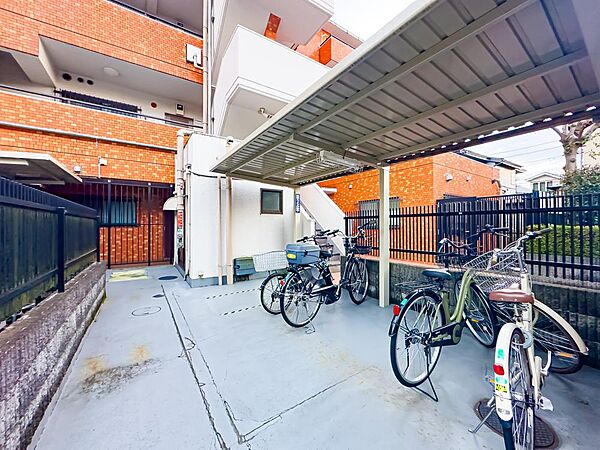 駐輪場スペースです。年額4800円（フリー区画。無償ステッカー貼付）でご利用いただけます。室内（2026年9月）撮影
