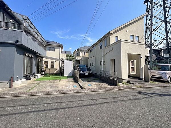 落ち着いた雰囲気が漂う外観で、住む人に安心感を与えてくれる佇まいです。しっかりと手入れがされており、中古ながらも美しさが保たれているため、快適に暮らし始められる住まいです。
