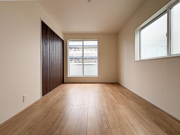 広々な子供部屋は、のびのびと過ごせる空間が魅力です。明るい日差しが差し込み、遊びや勉強に集中できる居心地の良い環境となります。お子さまの成長に合わせたレイアウト変更もしやすく、収納も充実しています。