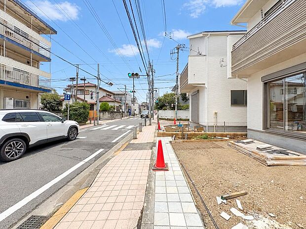 落ち着きのある住宅街に立地し、日常の生活が静かに流れる環境が魅力です。周辺には緑も多く、散歩やジョギングにも最適。心身ともにリラックスできる住環境が整っています。