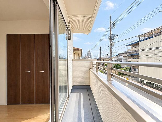 広々なバルコニーは、日当たりが良く、洗濯物がすっきりと乾きやすいのが魅力です。風通しも良いため、毎日のお洗濯が快適に進み、家事の負担が軽減されます。自然の風を感じながら、清々しいひとときを過ごせます。