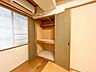 収納：お布団や季節物の大きな荷物もすっきり収まる大容量押入。お部屋を広く保てます。