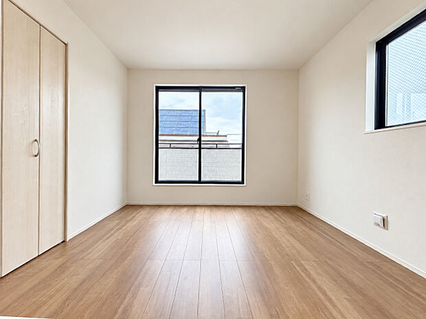 採光に恵まれた明るい居室は、清潔感と快適さが保たれた空間です。ゆとりある広さで趣味や仕事など多目的に活用でき、心地よい暮らしをサポートします。