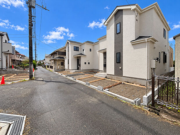 整った外観が印象的な2階建て新築戸建て。敷地をしっかりと活用したゆとりある設計で、住まいとしての使い勝手と美しい外観の印象をバランスよく両立しています。