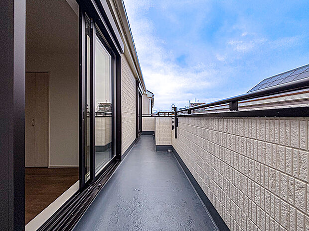 ゆとりある広さのバルコニーは、洗濯物がたっぷり干せるうれしい設備です。屋外の空気を感じながらくつろげるスペースとしても活用でき、生活の幅が広がります。