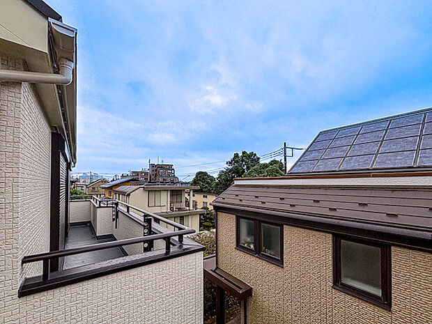 眺望の良いバルコニーは、開放感ある屋外スペースとして日常に彩りを添えます。採光も良好で洗濯物が乾きやすく、快適な住まいをサポートします。