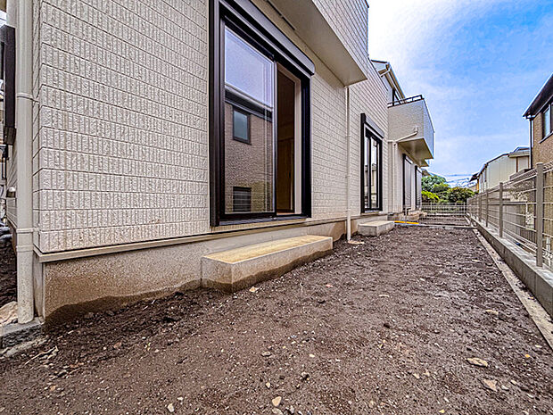 広々とした庭スペースは、お子様が遊ぶ場所や家庭菜園など多目的に活用できます。屋外での時間が豊かになる、戸建てならではの魅力的なスペースです。