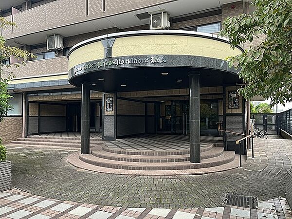 円形の大きなキャノピーと重厚な柱が特徴的な佇まい