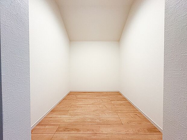 衣類や季節物のアイテムをまとめて収納できる大容量のウォークインクローゼット。洋服選びが楽しくなる広々とした空間で、部屋に物を置かずにすっきり暮らせます。荷物が多い方にも大変嬉しい設備です。