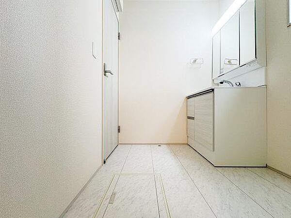 朝、鏡の前で顔を洗って歯を磨いて、身支度を整える。1日のスタートを整える場所として、気持ちよく使い始められる清潔感ある洗面化粧台です。