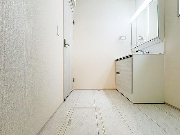 朝、鏡の前で顔を洗って歯を磨いて、身支度を整える。1日のスタートを整える場所として、気持ちよく使い始められる清潔感ある洗面化粧台です。