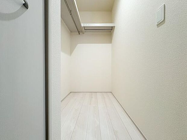 キッチン横のパントリーで、食品ストックや調理道具の在庫がひと目で分かる。「あれ、まだあった。」の重複買いが減る、賢い収納設計です。