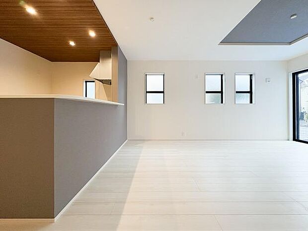 カーテンを開けた瞬間、部屋全体が目を覚ます明るさ。読書もお昼寝も、思い思いに過ごす時間がそれぞれ気持ちよく流れていく、光に満ちたリビングです。