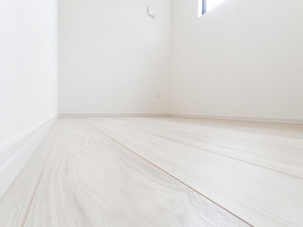 お子様部屋にも、在宅ワークスペースにも汎用性のあるお部屋。